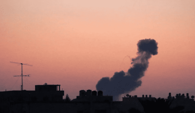 Impactante instante en que Israel ataca Gaza tras lanzamiento de cometas incendiarias [VIDEO]