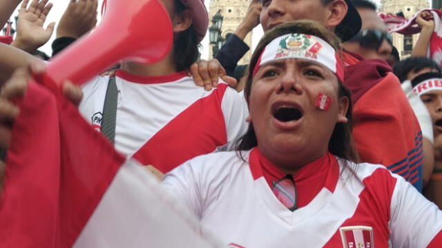Peruanos acudieron a la Plaza de Armas para gritar los goles de los seleccionados. (Foto: La República)