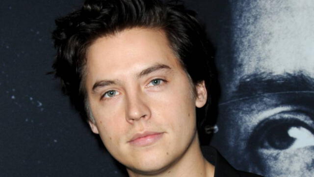 Cole Sprouse es detenido durante protesta contra racismo en California.