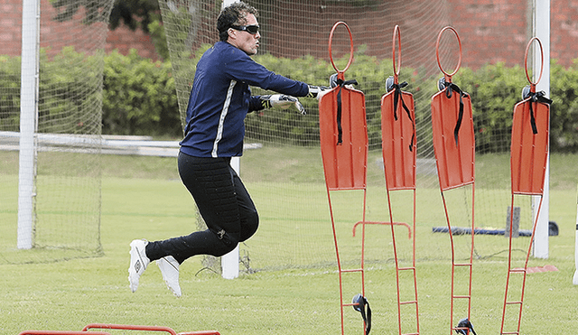 Sofisticado. El golero y capitán de Alianza, Leao Butrón, durante los entrenamientos usando las gafas de alta tecnología.