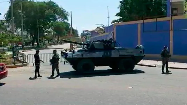 En Sullana, el Ejército utiliza tanquetas para impedir tránsito vehicular.