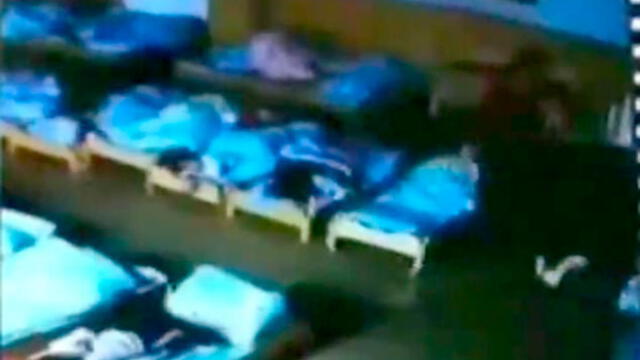 Profesora de jardín arroja al suelo a niño que dormía la siesta [VIDEO]