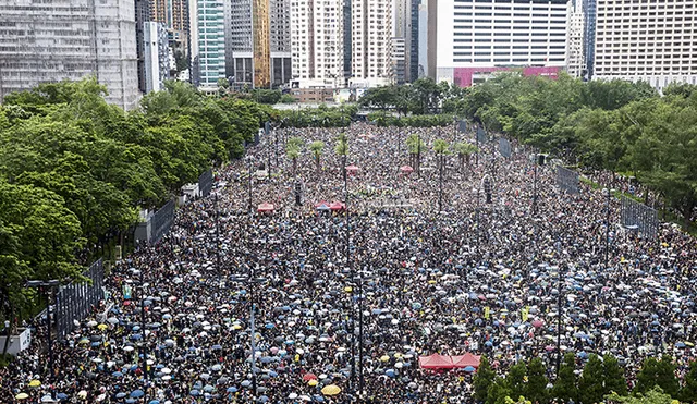 Hongkoneses salieron a las calles, pese al chubasco, para hacer frente a las pretensiones de China sobre sus libertades ciudadanas.