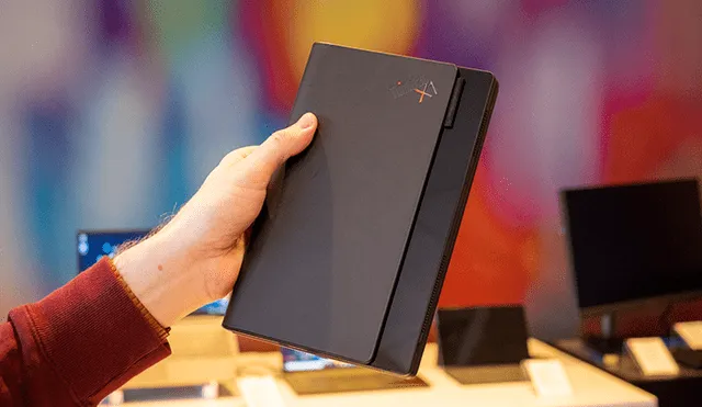 Así luce la nueva ThinkPad X1 Fold de Lenovo, la primera PC con pantalla plegable del mundo. | Foto: The Verge