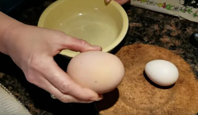 YouTube: notó que el huevo que compró era muy grande y al abrirlo se llevó sorpresa