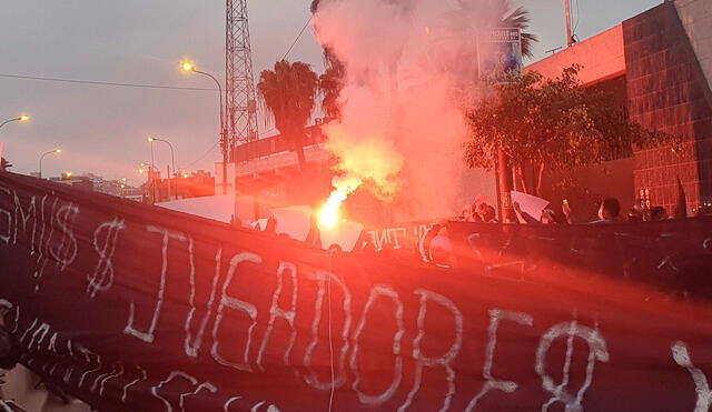 Hinchas de Alianza Lima se aglomeran en las afueras de Matute. Foto: Twitter Comando Sur