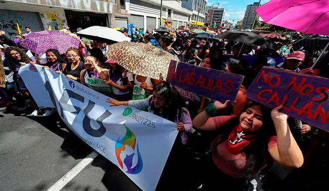 Mujeres protestan con carteles y una gran marcha en el Día Internacional de la Mujer en Quito, Ecuador. Foto: EFE