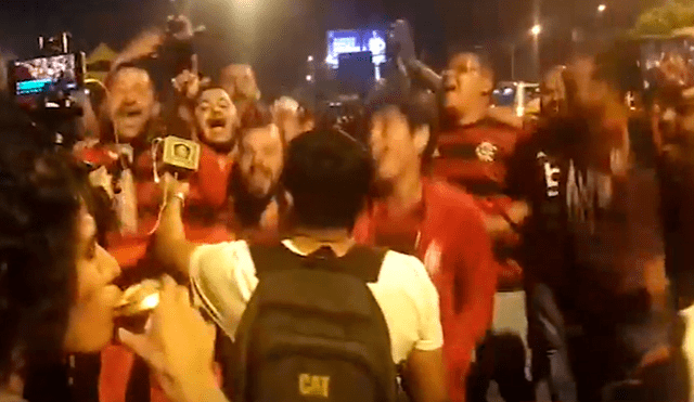 Hinchas de Flamengo arengaron a su salida del Monumental. Foto: Captura