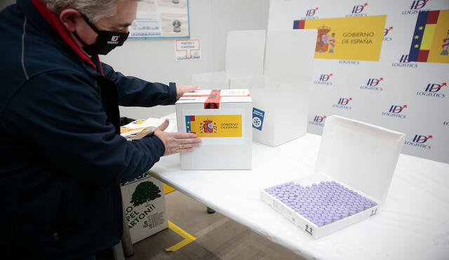 España recibió este sábado las primeras dosis de la vacuna de Pfizer y BioNtech contra la COVID-19. Foto: AFP