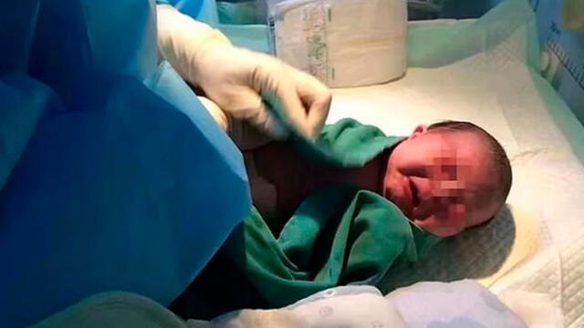 Hospital publica tiernas fotos de una madre que dio a luz a un bebé en medio del brote de coronavirus