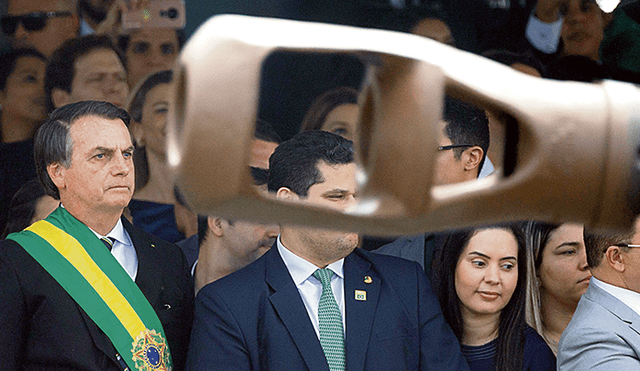 En la mira. Jair Bolsonaro, excapitán del Ejército y ahora presidente, encabeza un desfile militar en la capital brasileña. (Foto: EFE)