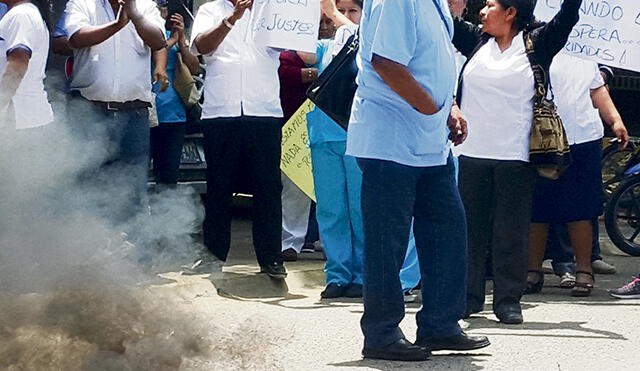 Con quema de llantas trabajadores de Salud reclaman nombramientos