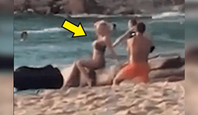 Facebook viral: mujer presume sexy pose frente a la playa, pero enorme ola la hunde [VIDEO] 