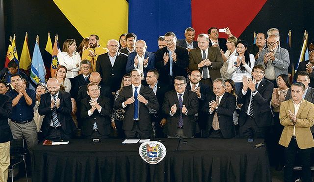 Lidera. Juan Guaidó prestó juramento como "presidente encargado" de Venezuela. Foto: AFP.