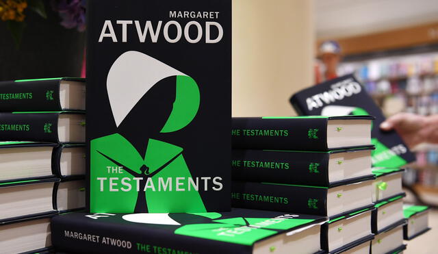 London (United Kingdom), 10/09/2019.- Copies of the new novel by Canadian author Margaret Atwood, titled 'The Testaments', are on display for sale at Waterstones book store in London, Britain, 10 September 2019. Atwood's new book, a sequel to her award-winning 1985 novel 'The Handmaid's Tale', was launched in London at midnight during a special reading from the author. (Reino Unido, Londres) EFE/EPA/ANDY RAIN