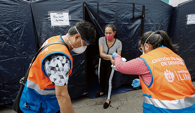 Alimento. Damnificados reciben ayuda del municipio de Lima. Foto: Antonio Melgarejo.