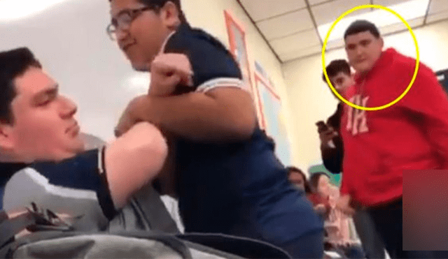 Un adolescente se convirtió en el héroe de un salón de clases al intervenir en una agresión que sufrió su compañero con autismo por otro estudiante en una escuela de Estados Unidos.