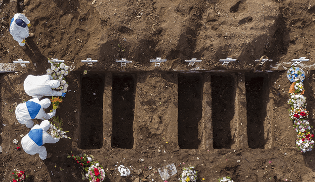 Vista aérea del entierro de una víctima de COVID-19 en el Cementerio General de Santiago. | Foto: Martín Bernetti / AFP