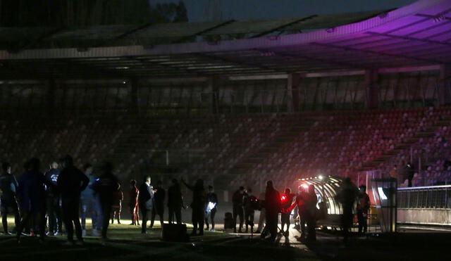 El partido entre U. Católica y Curicó Unido quedó suspendido luego de que se fuese la luz del estadio La Granja. Foto: Twitter