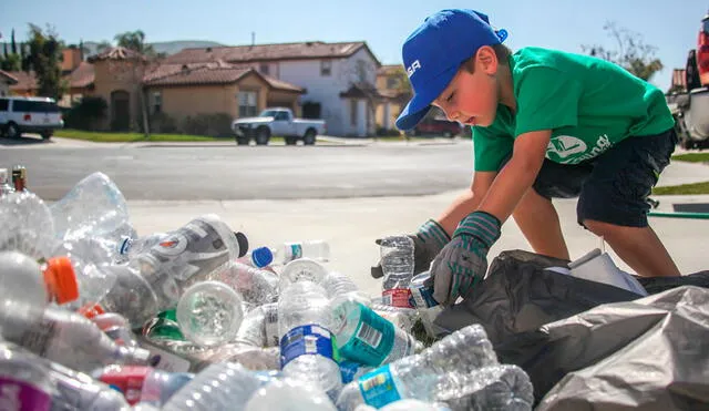 Viral: Niño de 7 años gana miles de dólares gracias a la basura [FOTOS]