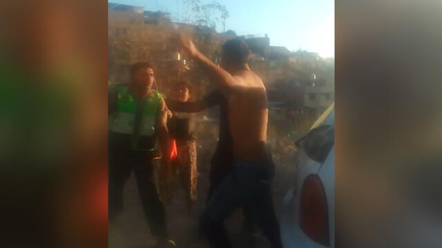 Arequipa: Dos hermanos enfurecidos golpearon a chofer de combi y a policía en Paucarpata [VIDEO]
