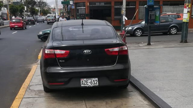 #YoDenuncio: auto invade vereda para estacionar