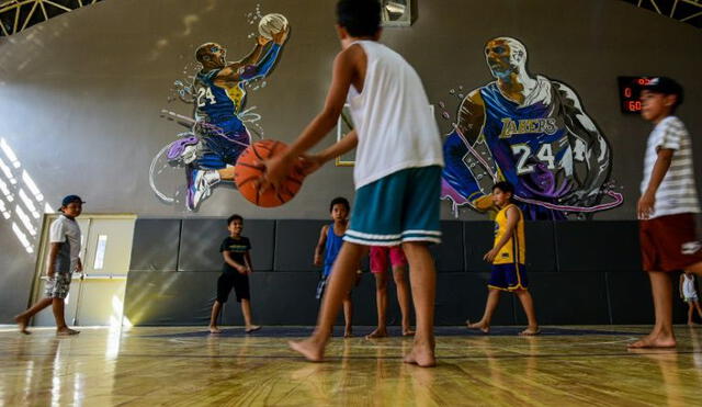 Los fanáticos de todo el mundo rinden homenaje a Kobe Bryant y a su hija Gianna. (Foto: AFP)