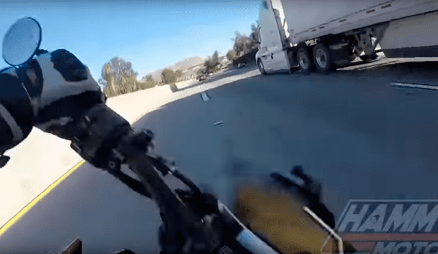 YouTube: Espeluznante momento en que motociclista pasa por debajo de tráiler [VIDEO]