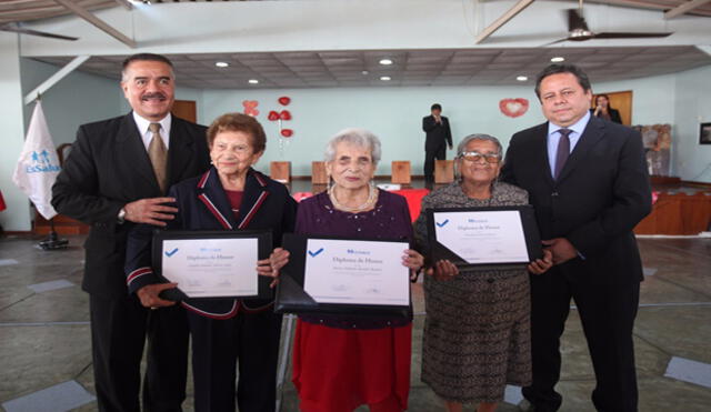 EsSalud rindió homenaje a madres de más de 100 años en su día