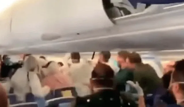 Pasajeros no perdonaron una broma y atacaron a un pasajero de avión. Foto: Clarín