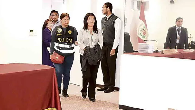 KEIKO FUJIMORI HIGUCHI LIDERESA DE FUERZA POPULAR A SU LLEGADA AL PRIMER JUZGADO DE INVESTIGACION PREAPRATORIA DE LA SALA PENAL NACIONAL TRAS SER DETENIDA DE MANERA PRELIMINAR POR DIEZ DIAS EL MIERCOLES 10 DE OCTUBRE 2018 ELLA Y OTRAS 19 PERSONAS. JUEZ RICHARD CONCEPCION CARHUANCHO ODENO DETENCION DENTRO DE LA INVESTIGACION QUE SE LE SIGUE POR LOS APORTES QUE RECIBIO FUERZA 2011 ( HOY FUERZA POPULAR ) EN LA CAMPAÑA ELECTORAL DE ESE AÑO, DIENRO QUE HABRIA TENIDO ORIGEN ILICTO. KEIKO SE CUBRIO LAS ESPOSAS CON UNA CASACA DURANTE TODO SU TRASLADO. 