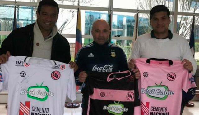 Sampaoli no olvida a Sport Boys y posa con la camiseta rosada en Argentina [FOTOS]