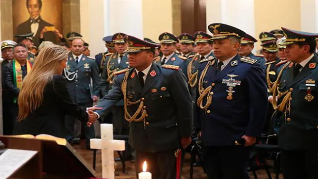 La mandataria interina de Bolivia, Jeanine Áñez (i) saludó al nuevo comandante en jefe, Carlos Orellana Centellas (2i), durante la juramentación del nuevo alto cargo militar. Foto: EFE