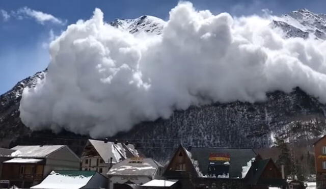 YouTube: Impactante momento cuando un alud cae sobre una estación de esquí [VIDEO]