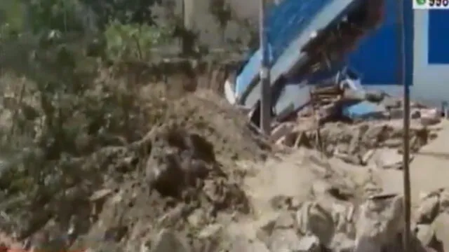Puente Piedra: persona resultó herida tras el derrumbe del muro de un colegio [VIDEO]