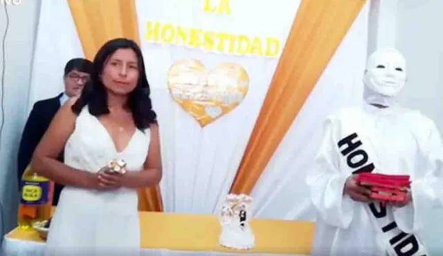 Elecciones 2018: en singular matrimonio, candidata se casa con la honestidad [VIDEO]