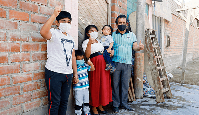 Lo logró. Gualberto Huillcahuari junto a sus hijos. (Foto: Felix Contreras)