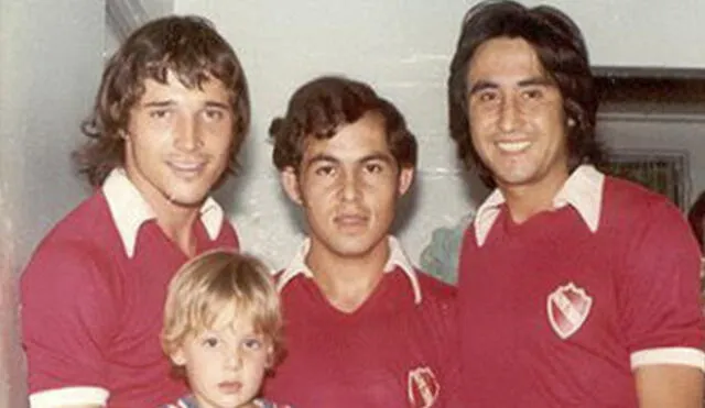 Ricardo Bochini y Percy Rojas coincidieron durante las temporadas 1975 y 1976 en Independiente. Foto: @BochiniOficial.
