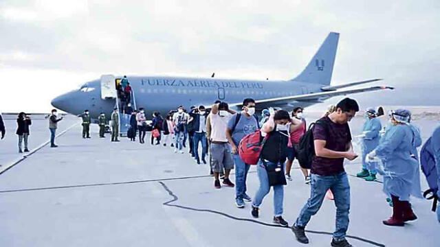 varados. Cerca de 200 pasajeros fueron trasladados en avión de la FAP que trajo pasajeros de Lima a Arequipa y visceversa.