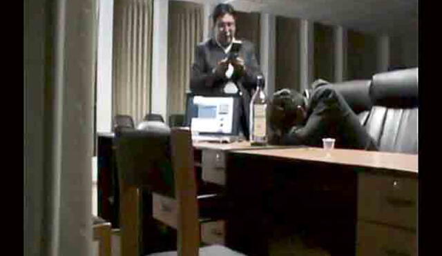 Consejeros regionales de Puno libaron licor en oficinas [VIDEO]