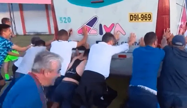 Bus de Alianza se atascó y jugadores bajaron a empujarlo [VIDEO]