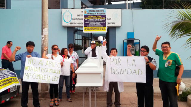 Lambayeque: Médicos forenses protestas con ataúd frente a morgue de Chiclayo [VIDEO]