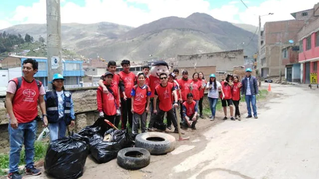 Jóvenes limpian calles de Tarma por reto de ‘Basura Challenge’ [FOTOS]