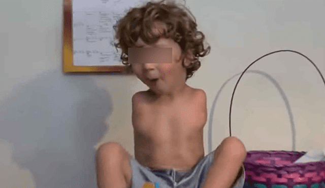 YouTube: humillan y expulsan a niño de restaurante por "comer con los pies" [VIDEO]