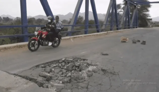 Esta infraestructura presenta rajaduras profundas, parte de la loza de cemento se ha caído