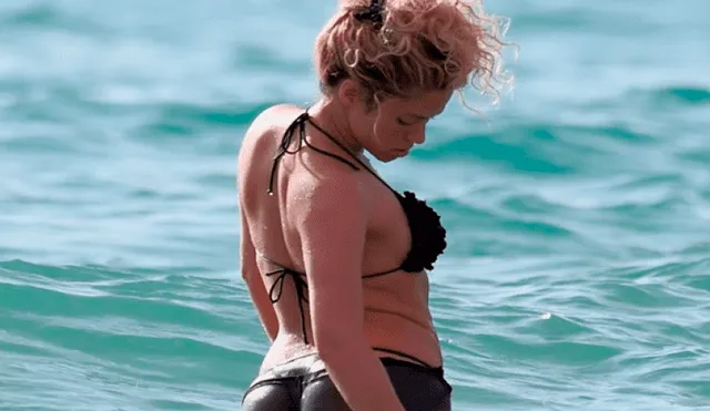 Shakira y Piqué disfrutan de sus vacaciones y no se salvan de los paparazzis en plena playa 