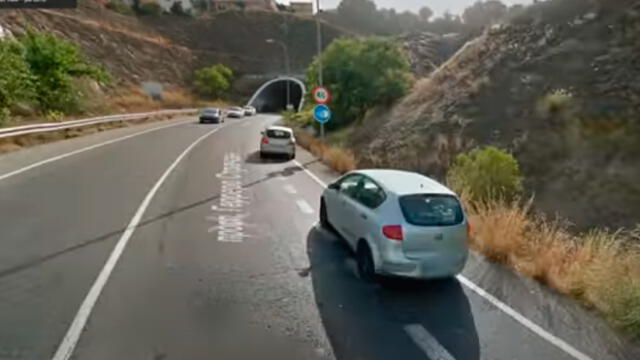 Desliza las imágenes para ver la increíble escena que registró Google Maps en una carretera de España. Foto: Google