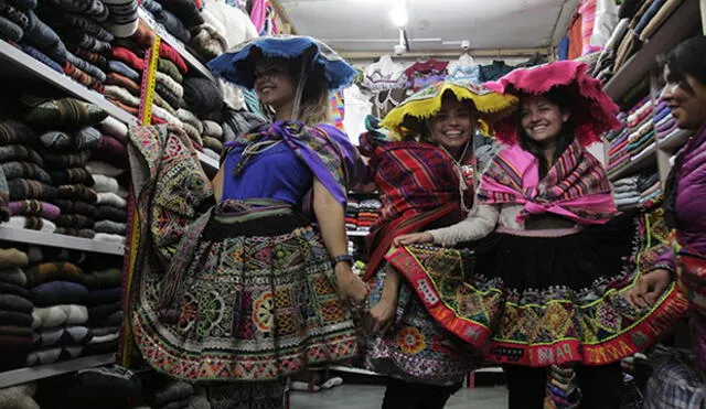 Turistas brasileñas se divierten al lucir ropa típica de Cusco [VIDEO]
