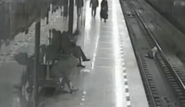 Susto en YouTube por la caída de un niño a la vía férrea minutos antes de que pase un tren