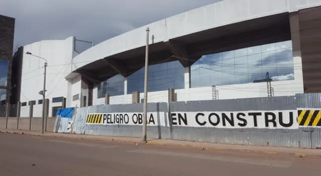 Puno. Trabajos en el estadio Guillermo Briceño de Juliaca se ven afectados por falta de pagos a obreros.